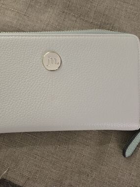 Pebble-Textured Light Green Zip Wallet with Metal Disc Accent **NEW**